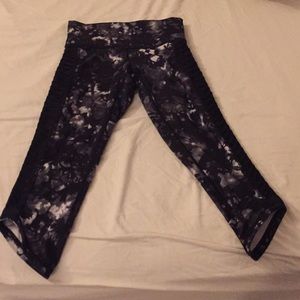 Lulu print Capri mesh leggings